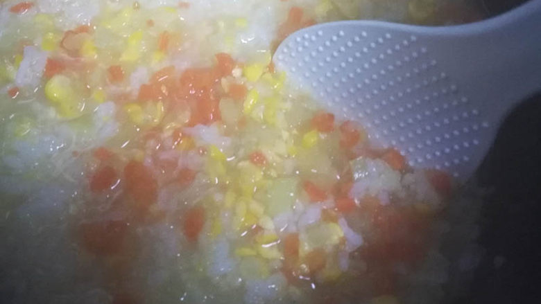 一款很不错的清理肠胃的辅食——五彩素营养粥,莴笋剁碎,剁成适合自家宝宝适合吞咽的大小