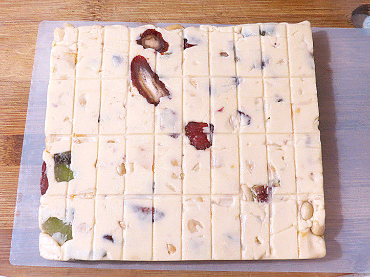 年味【缤纷果干牛轧糖】,待牛轧糖冷却后,倒扣出来