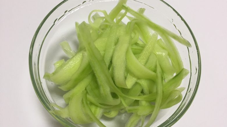 凉拌柠檬黄瓜,用刨刀刨成长条,中间的带籽的黄瓜心不要