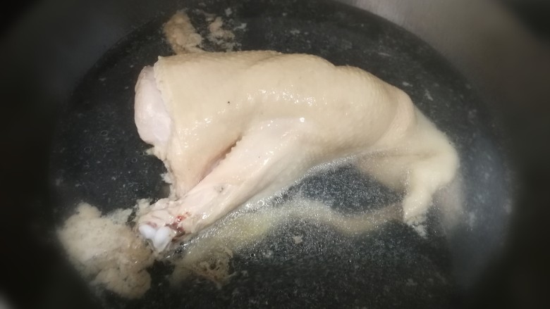 小炒鸭丝,鸭肉冷水下锅,焯水后捞出冲洗干净