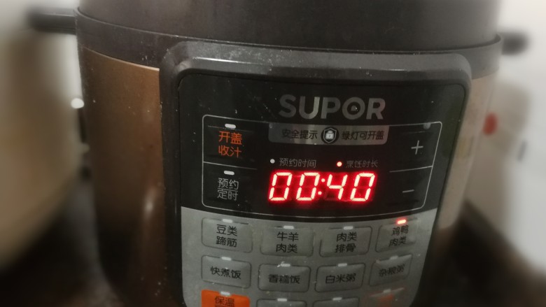 小炒鸭丝,启动压力锅的鸡鸭键,40分钟(反正就是把鸭子煮熟,直接炒锅里煮也可以了)