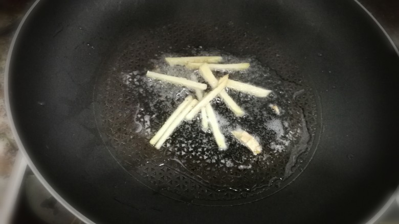 小炒鸭丝,炒锅热油,煸香姜丝