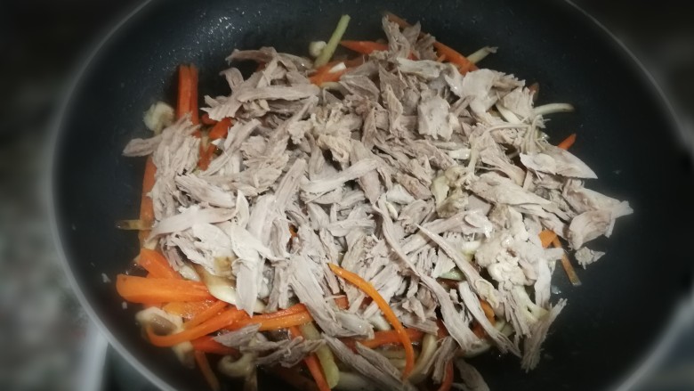 小炒鸭丝,加入手撕好的鸭肉,继续大火翻炒