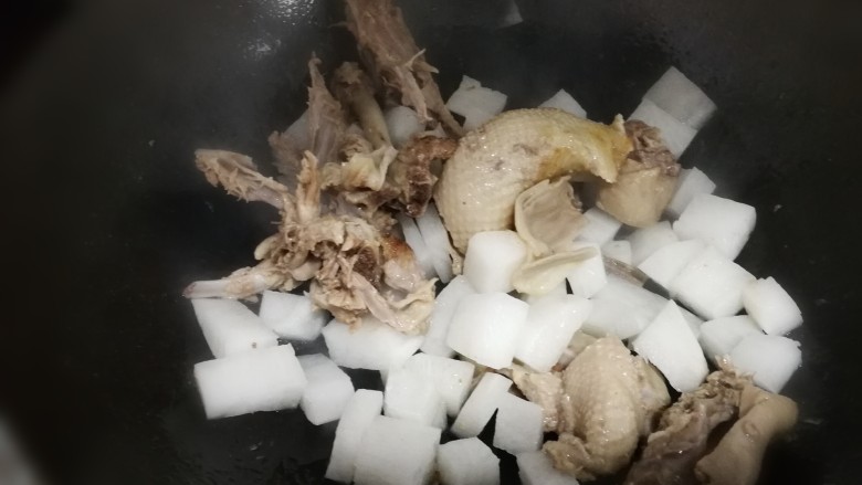 小炒鸭丝,加入白萝卜块,翻炒均匀