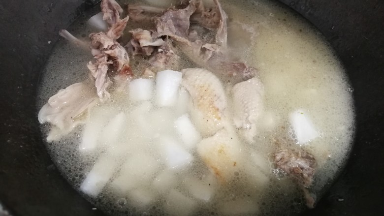 小炒鸭丝,加入2大碗开水和半碗之前煮鸭子的水,也可以直接用开水,中火把萝卜炖软