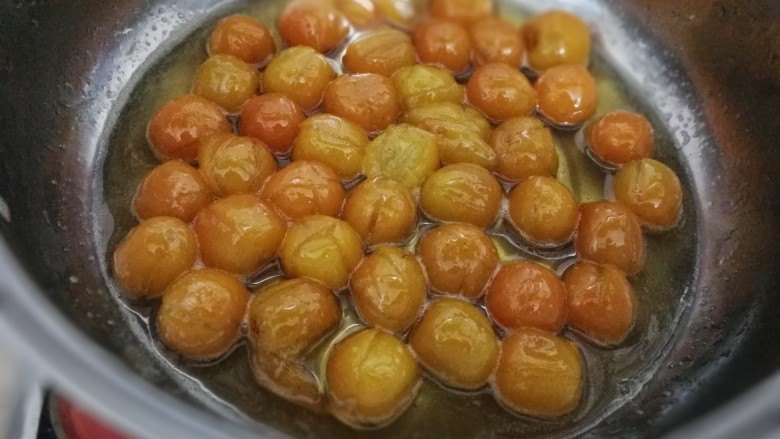 糖渍金桔,开大火收汁至稠稠的状态就关火,糖水不用收太干,留一些以备后来用来泡水喝