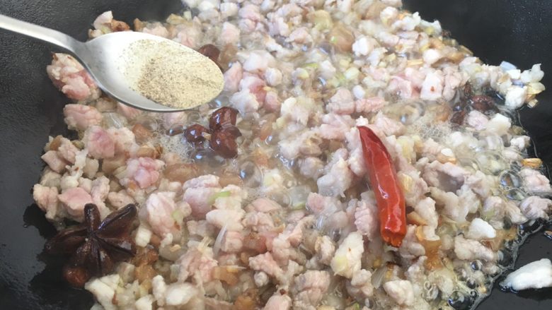 做年货 备年货期间快手面 私家炸酱,滑炒肉粒至颜色变色,放入少许的<a style='color:red;display:inline-block;' href='/shicai/ 134296'>白胡椒粉</a>,翻炒几下。