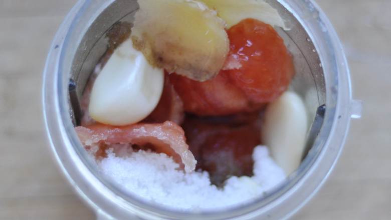 糖醋脆皮豆腐,将番茄、蒜瓣、糖、醋姜,加入料理机打碎备用