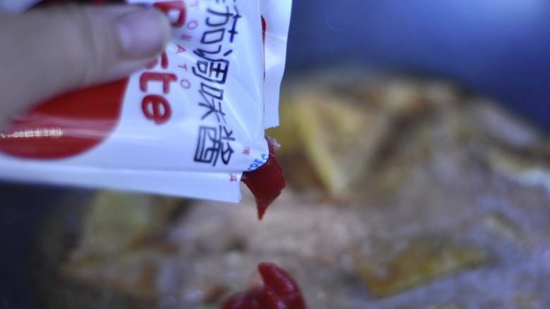 糖醋脆皮豆腐,把准备好的番茄汁倒入锅里(要加一小勺水),搅拌均匀,开小火煮到冒泡,加入番茄酱;