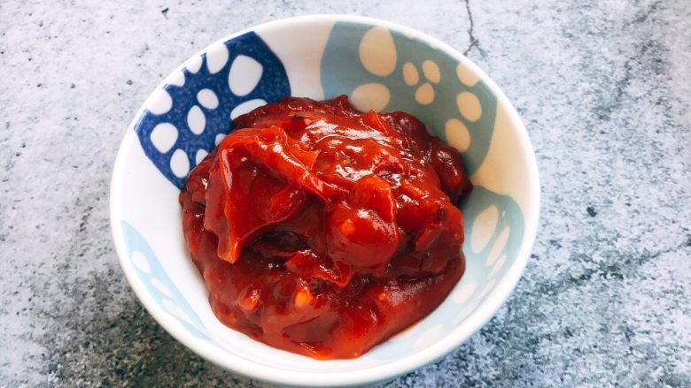 做年货 春节聚会宝贝们爱吃的 鲜虾黑胡椒牛肉粒培根披萨,秘制番茄酱汁。
锅温热后放入适量的黄油,然后放入洋葱末和蒜末煸炒出香味,再放入番茄沙司炒制出香味,撒入少许的罗勒叶即可。