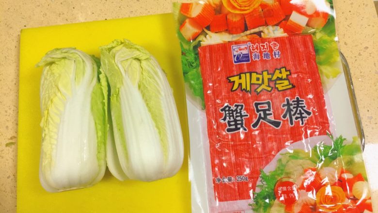 「上汤奶娃娃菜捧蟹棒」
★快手实用系列
~原创~,今天这道菜的主要材料,就是这俩种。<a style='color:red;display:inline-block;' href='/shicai/ 140'>娃娃菜</a>和蟹足棒。我买的这个蟹足棒,是在淘宝韩国美食店买的, 半斤的量,9块多,我感觉挺便宜的,而且口感味道很好。不会像有些蟹棒,一看就是香精和淀粉勾兑的。
