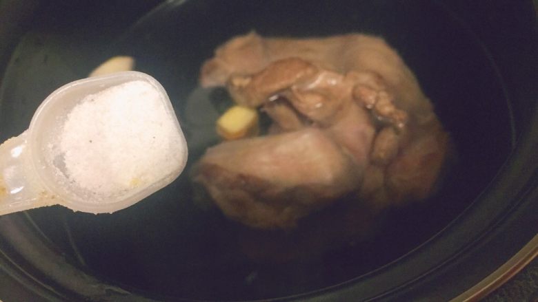 护心肉+五花肉炒尖椒,再加盐,5g左右。