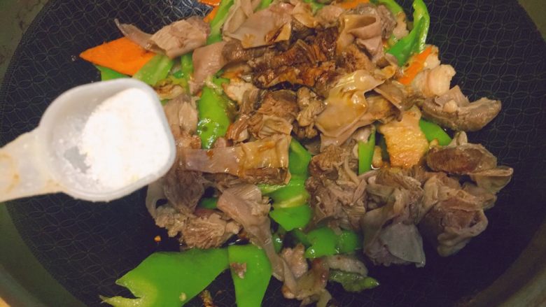 护心肉+五花肉炒尖椒,然后盐,加7g左右
