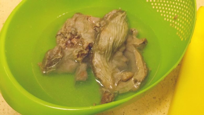 护心肉+五花肉炒尖椒,过凉水,降温。因为要开始切了。