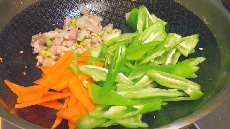 护心肉+五花肉炒尖椒,下胡萝卜和尖椒,继续煸炒。