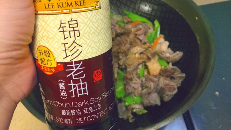 护心肉+五花肉炒尖椒,<a style='color:red;display:inline-block;' href='/shicai/ 762'>老抽</a>上色。3ml到5ml,不喜欢太重颜色,就少放点。