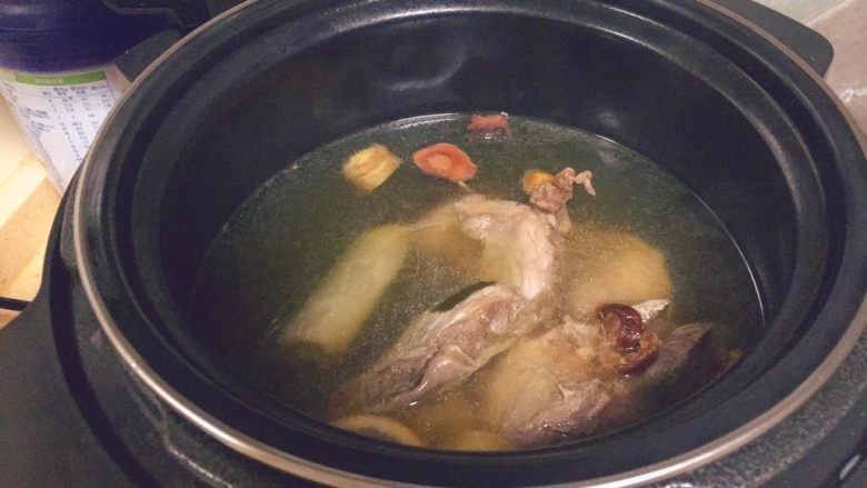 护心肉+五花肉炒尖椒,时间差不多了,高压锅里的东西怎么样了?泄压开锅,看一看,嗯!熟了呢!一开锅,就特别香了。