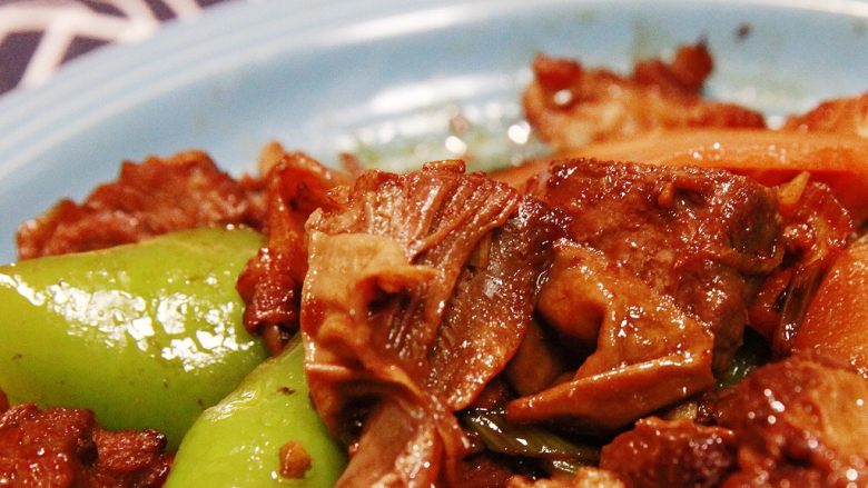 护心肉+五花肉炒尖椒,这张特写,看的见护心肉的肌理组织和筋膜,所以可想而知,是什么口感。