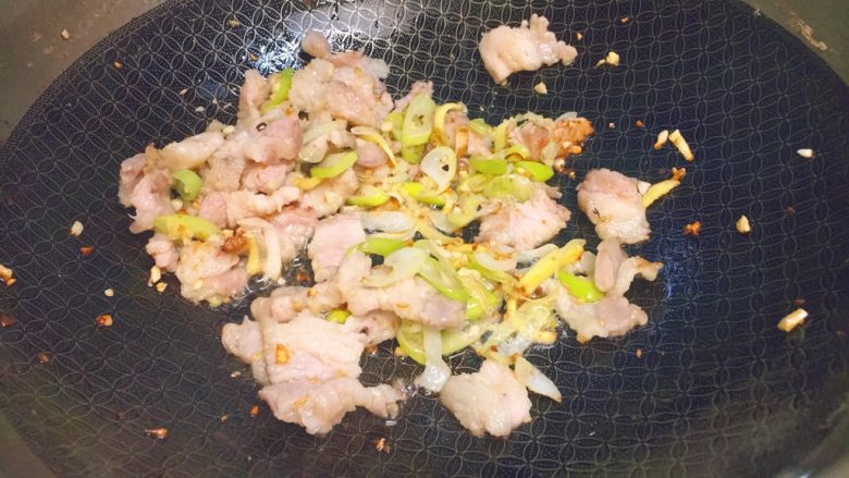 护心肉+五花肉炒尖椒,然后把五花肉放进去,煸炒到有点焦,这样最香。