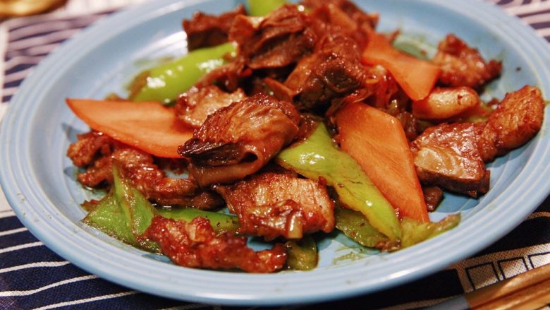 护心肉+五花肉炒尖椒,辣香辣香的!賊拉拉好吃。