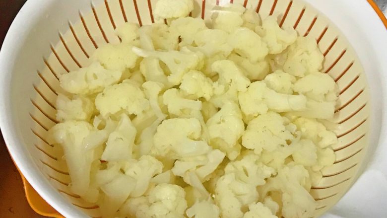 大年夜@团圆饭~油辣子花菜,绰烫好了,过冷水,沥干水分。