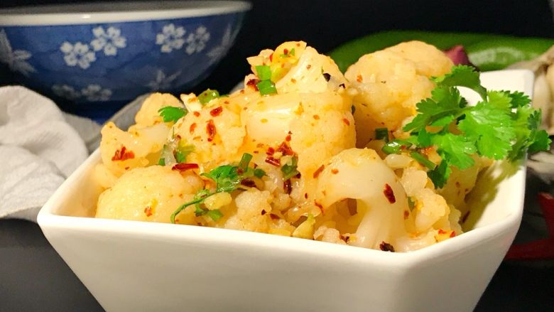 大年夜@团圆饭~油辣子花菜,清新爽口的开胃菜,就可以上桌了。