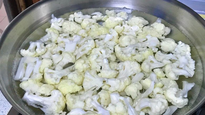 大年夜@团圆饭~油辣子花菜,烧开水,绰烫一下花菜。