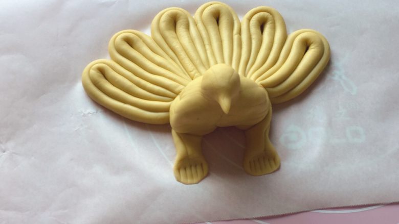 孔雀开屏,用牙签压出花纹,如上图。