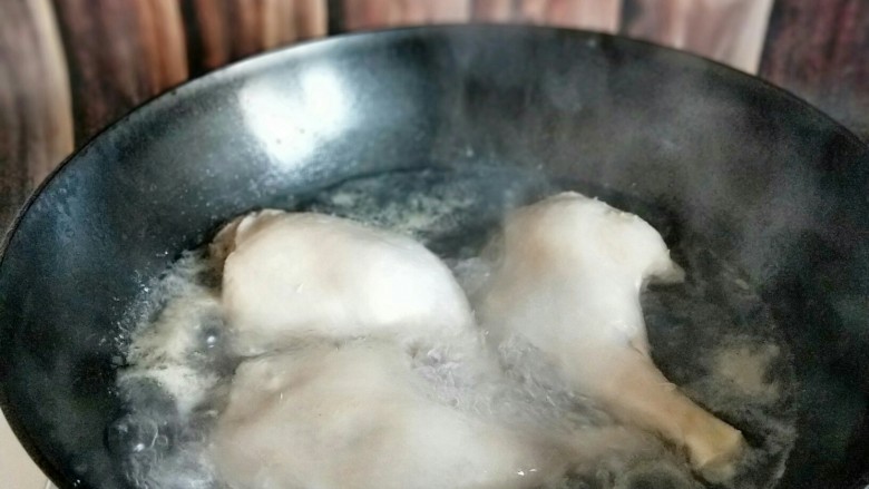 做年货+不放老抽的红烧鸭腿儿,大火烧开,2分钟捞出用冷水冲洗干净。