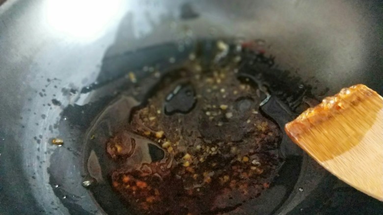 做年货+不放老抽的红烧鸭腿儿,小火融化的糖浆。
