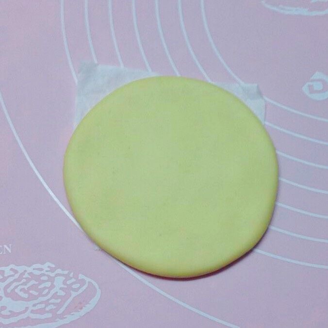 小鸟馒头,将发酵好的面团排气揉匀后,先擀一个厚薄均匀的大面饼。(面饼大小可随个人喜好)