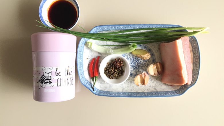 蒜泥白肉,准备好食材,<a style='color:red;display:inline-block;' href='/shicai/ 428'>五花肉</a>提前清水泡半小时,泡出血水倒掉