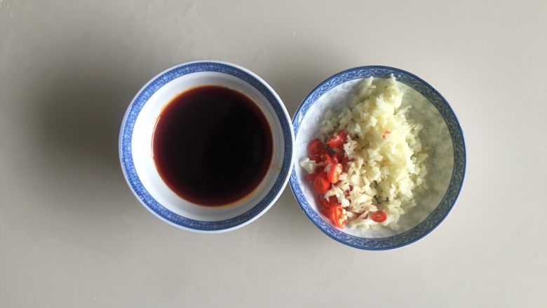 蒜泥白肉,准备佐料,<a style='color:red;display:inline-block;' href='/shicai/ 2794'>大蒜</a>切末,小米辣切段