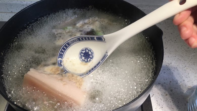 蒜泥白肉,煮开后撇出泡沫,煮到五花肉完全熟透
