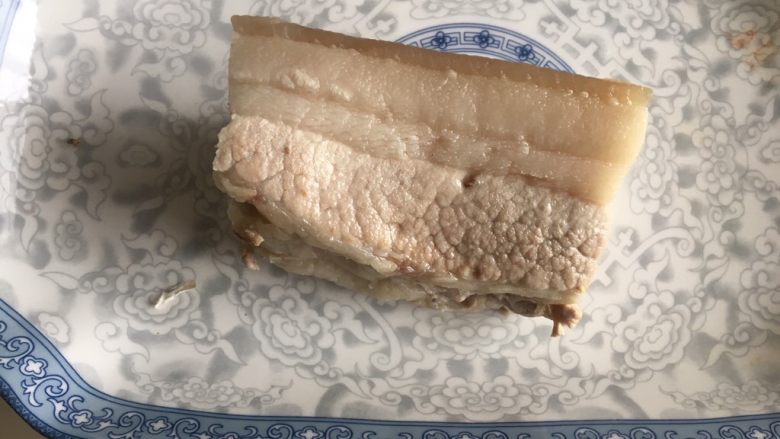 蒜泥白肉,可以用筷子检查一下,能插穿即是熟了