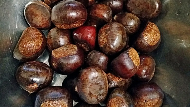 糖炒栗子(史上最简单平底锅版),新鲜上市的<a style='color:red;display:inline-block;' href='/shicai/ 2421'>板栗</a>,洗净。