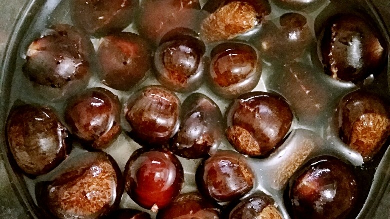 糖炒栗子(史上最简单平底锅版),加适量的水(刚能没过板栗就行),搅拌成糖水,将剪皮的板栗浸泡10-15分钟。