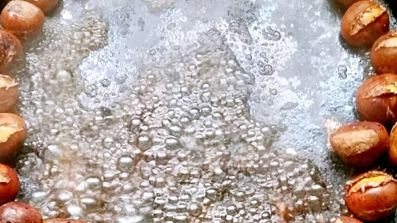 糖炒栗子(史上最简单平底锅版),待栗子全都裂口后(我这边大概20―30分钟,时间视自己家锅和火大小而定),把栗子置于平底锅周围,在中间倒入少量清水(水可根据栗子成熟情况少量分次加1-2次),加盖焖3-5分钟,就可以了。