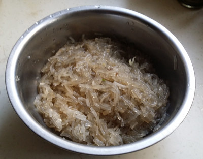 洛阳海参,粉条用温水浸泡回软,放沸水中煮至透明状态,捞出切碎