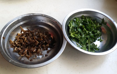 洛阳海参,木耳泡发洗净,切碎;<a style='color:red;display:inline-block;' href='/shicai/ 131'>香菜</a>择洗干净切碎