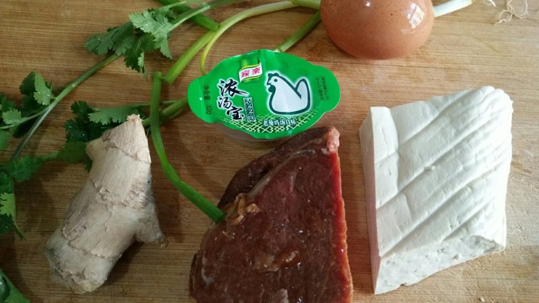 西湖牛肉羹,准备食材。用了熟的卤<a style='color:red;display:inline-block;' href='/shicai/ 216'>牛肉</a>和浓汤宝,做起来更方便快手。