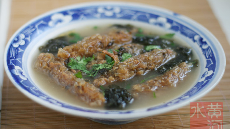洛阳海参,倒入碗中,淋<a style='color:red;display:inline-block;' href='/shicai/ 847'>香油</a>即可
