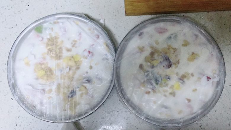 水果生巧冻酸奶,早起冻好,放置20分钟,切开
