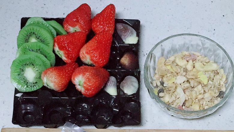 水果生巧冻酸奶,备好食材,切好