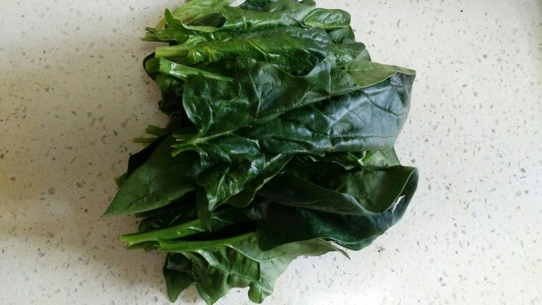 牛奶菠菜意面,菠菜取叶子部分,洗净