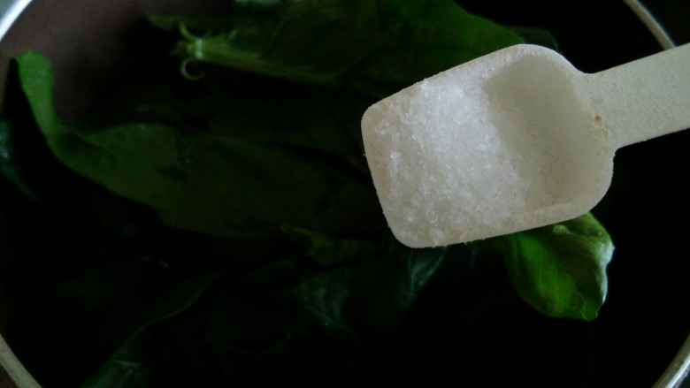 牛奶菠菜意面,烫菠菜,加一小勺盐,让焯水菠菜的颜色变得翠绿