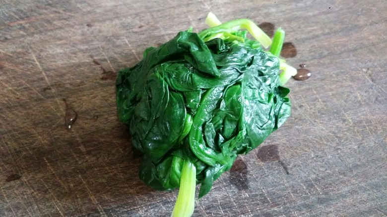 牛奶菠菜意面,捞出过凉水,挤干水分
