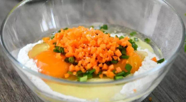 小时候外婆经常做的小食,早餐用它配上一碗粥,很上瘾!,面粉中加入鸡蛋、葱花、胡萝卜丁、盐、糖