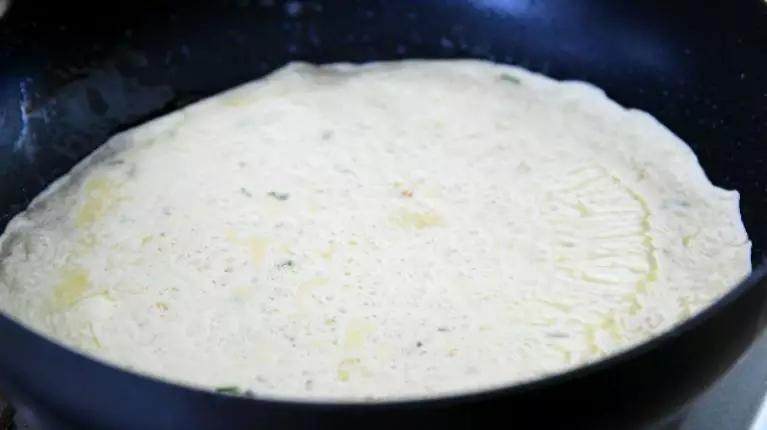 小时候外婆经常做的小食,早餐用它配上一碗粥,很上瘾!,一面煎至金黄,翻面再煎至金黄