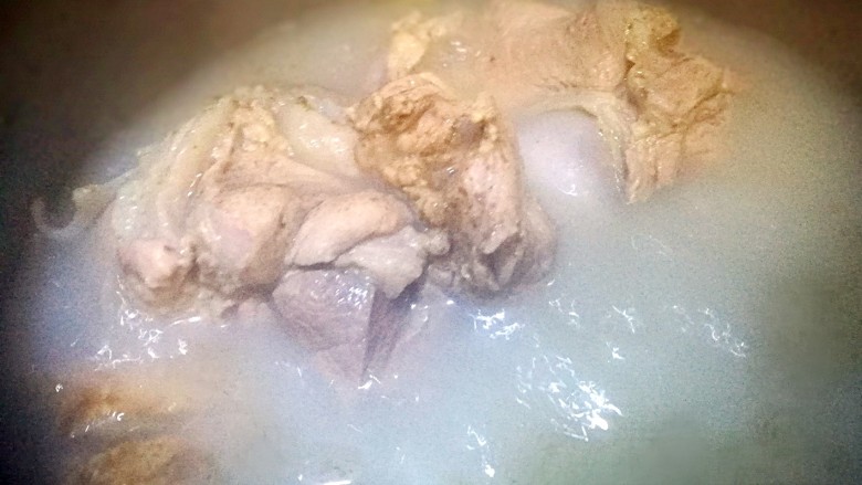 家宴菜谱~拆骨肉烩酸菜,熬制棒骨汤 ~放入葱姜八角 熬制2小时至骨汤浓白